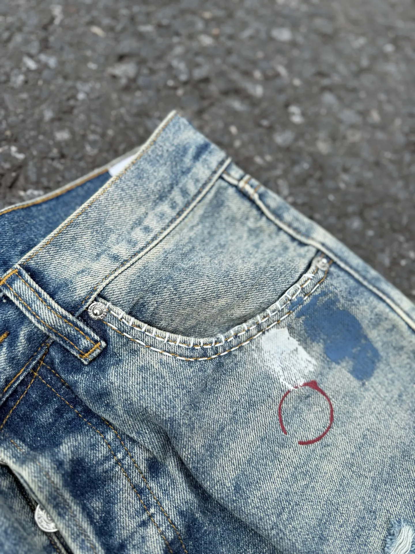 #8215 P300💰 GALLERY DEPT. Vintage splicing, hand-stitched hole patches, random tie lines, loose washed flared jeans - truly restore the ultimate texture of Vintage - original hardware accessories, washed and other elevators, QR code analysis are all purchased from the original factory, high degree of restoration, you are welcome to compare the products ~ - three-dimensional version, loose and comfortable, not picky about the figure, taller and slimmer, factory Seiko, original factory quality control, same style for men and women, can be matched with couples Versatile recommendation: must-have jeans for all seasons - Sizes: 28 30 32 34 36